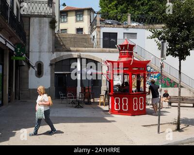 Un luminoso banco di bevande vintage rosso su una piccola piazza a Porto, Portogallo Foto Stock
