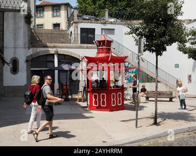 Un luminoso banco di bevande vintage rosso su una piccola piazza a Porto, Portogallo Foto Stock