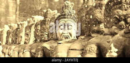 Magnifiche figure in pietra a Angkor Thom South Gate (Tonle Om). Queste figure raccontano una famosa storia indù: Il mito della Zangolatura dell'Oceano del latte Foto Stock