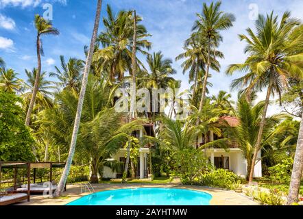 Sri Lanka - 4 novembre 2017: Piscina e case in un hotel tropicale Foto Stock