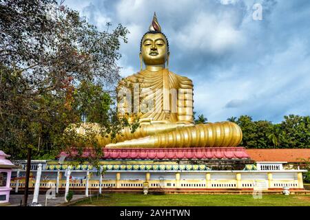 Grande Buddha nel vecchio tempio di Wewurukannala Vihara, nella città di Dickwella, Sri Lanka. Una statua del Buddha seduto alta 50m è la più grande dello Sri Lanka. Foto Stock