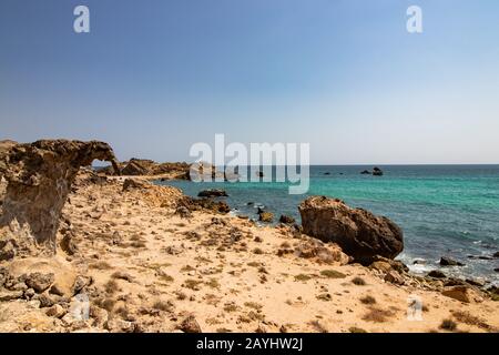 Attraversa le splendide montagne e la valle e raggiungi la spiaggia di Fazayat vicino a salalah in Oman Foto Stock