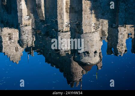 Castello Gravensteen riflessione nel canale, Gand Foto Stock