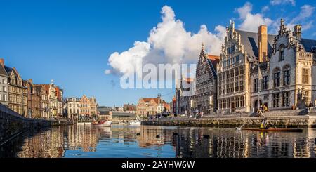 Un kayak pagaia lungo un canale a Gand con una splendida vista sul fiume in una giornata di sole Foto Stock