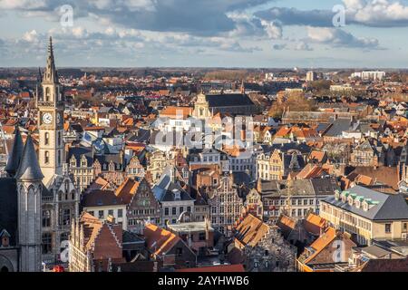 Una vista di Gand da Het Belfort van Gent campanile in una giornata di sole in Belgio Foto Stock
