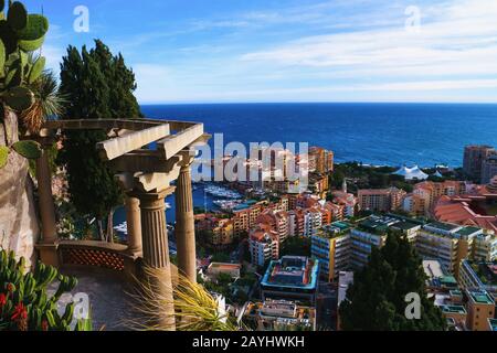 Monaco-Ville, Monaco - 28 gennaio 2020: Paesaggio urbano di Monaco, porto di Fontvielle e la costa mediterranea incorniciata da piante esotiche e da un bel punto di vista. Foto Stock