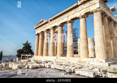 Partenone sull'Acropoli di Atene, Grecia. L'antico Partenone greco è il punto di riferimento principale di Atene. Rovine del maestoso Partenone sulla cima della collina. Fam Foto Stock