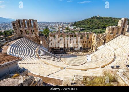 Veduta aerea panoramica dell'Odeon di Erodes Atticus all'Acropoli di Atene, Grecia. E' uno dei principali punti di riferimento di Atene. Panorama panoramico Di Lui Foto Stock