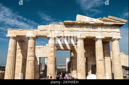 Atene - 8 maggio 2018: Propylaea sulla famosa Acropoli, Grecia. Questa antica entrata greca all'Acropoli è uno dei principali punti di riferimento di Atene. Peop Foto Stock