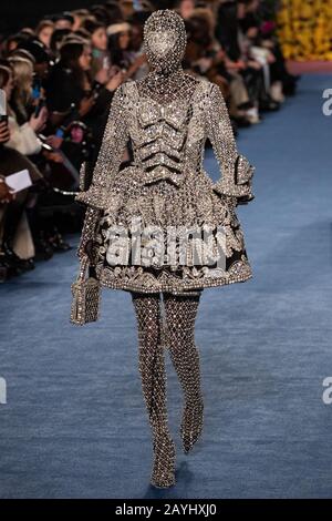 Modelli sulla passerella per lo spettacolo Richard Quinn durante la settimana della Moda di Londra Febbraio 2020 alla Lawrence Hall di Londra. Foto Stock