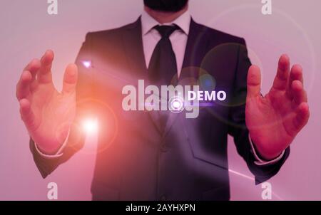 Scrittura a mano concettuale che mostra la demo. Concetto significato dimostrazione di tecniche e capacità di un prodotto riunione pubblica Foto Stock