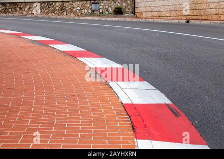 Via Monte Carlo curva con formula uno rosso e bianco segni Foto Stock