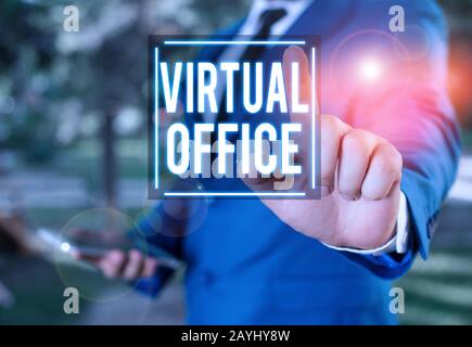 Scrittura a mano di testo Virtual Office. Foto concettuale ambiente di lavoro mobile dotato di collegamenti di telecomunicazione Uomo D'Affari con finge di puntamento Foto Stock