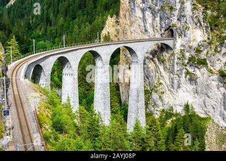 Viadotto Landwasser A Filisur, Svizzera. E' un famoso punto di riferimento della Svizzera. Panorama di alto ponte in montagna alpina. Vista panoramica su una ferrovia incredibile Foto Stock