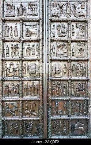 L'antica porta Magdeburg della Cattedrale di Santa Sofia a Veliky Novgorod (Novgorod il Grande), Russia Foto Stock