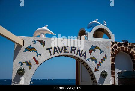 Akrotiri, Grecia - 19 luglio 2019: L'ingresso ai delfini Taverna sulla Red Beach Road Foto Stock