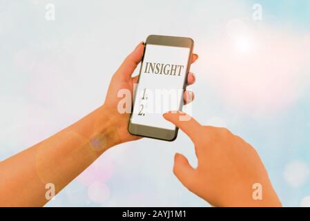 Scrittura a mano di testo Insight. Capacità fotografica concettuale ottenere una comprensione approfondita accurata di qualcuno o qualcosa Foto Stock