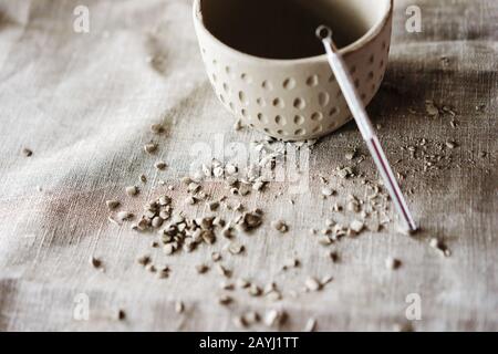 Stampo per il colaggio di prodotti di argilla con una miscela all'interno. Foto Stock