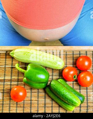 Donna incinta con verdure Foto Stock