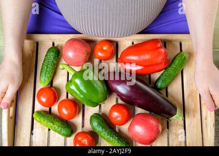 Donna incinta con verdure Foto Stock
