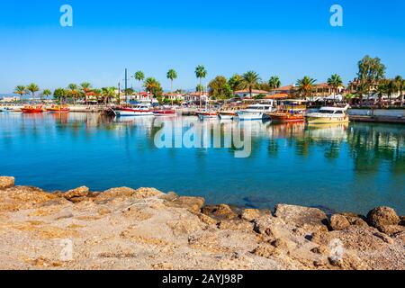 Barche al molo nella città Laterale, situato nella regione di Antalya sulla costa mediterranea meridionale della Turchia. Foto Stock