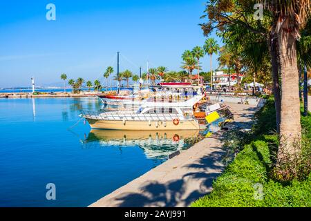 Barche al molo nella città Laterale, situato nella regione di Antalya sulla costa mediterranea meridionale della Turchia. Foto Stock