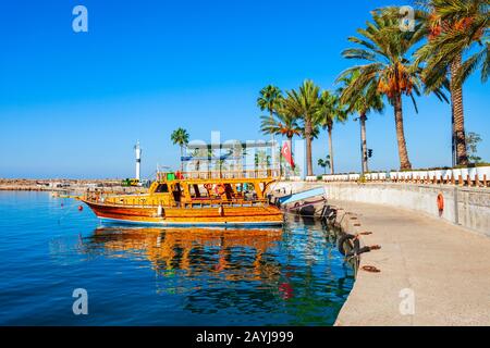 Barche al molo nella città Laterale, situato nella regione di Antalya sulla costa mediterranea meridionale della Turchia. Foto Stock