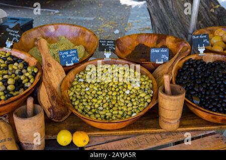 Olive in vendita sul mercato settimanale di Menerbes, un piccolo villaggio su una collina tra Avignone e Apt, nel Luberon, Provenza-Alpi-Costa Azzurra Foto Stock