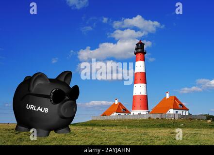 Black piggy banca con occhiali da sole e lettere Urlaub, vacanza, faro Westerhersand in background, composizione Foto Stock