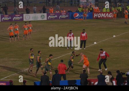 Lahore, Pakistan. 15th Feb, 2020. I giocatori di Kabaddi sembrano in azione durante la partita semi-finale 2nd tra Pakistan e Iran, mentre il team Pakistan Kabaddi vince la partita semi-finale entro il 52-30 durante la Kabaddi World Cup 2020 al Punjab Stadium Lahore il 15 febbraio 2020. La Coppa del mondo di Kabaddi 2020 inizia in Pakistan. Tutto è previsto per la 'Kabaddi World Cup 2020' che si tiene in tre città Lahore, Faisalabad e Gujrat dal 09 al 16 febbraio. Rispettivamente l'evento è organizzato congiuntamente dal governo Punjab, dal Consiglio Sportivo Punjab (SBP) e dalla Pakistan Kabaddi Federation (PKF). Credito: Pacific Press Agency/A. Foto Stock