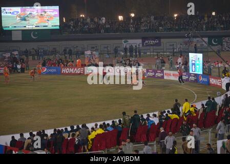 Lahore, Pakistan. 15th Feb, 2020. I giocatori di Kabaddi sembrano in azione durante la partita semi-finale 2nd tra Pakistan e Iran, mentre il team Pakistan Kabaddi vince la partita semi-finale entro il 52-30 durante la Kabaddi World Cup 2020 al Punjab Stadium Lahore il 15 febbraio 2020. La Coppa del mondo di Kabaddi 2020 inizia in Pakistan. Tutto è previsto per la 'Kabaddi World Cup 2020' che si tiene in tre città Lahore, Faisalabad e Gujrat dal 09 al 16 febbraio. Rispettivamente l'evento è organizzato congiuntamente dal governo Punjab, dal Consiglio Sportivo Punjab (SBP) e dalla Pakistan Kabaddi Federation (PKF). Credito: Pacific Press Agency/A. Foto Stock