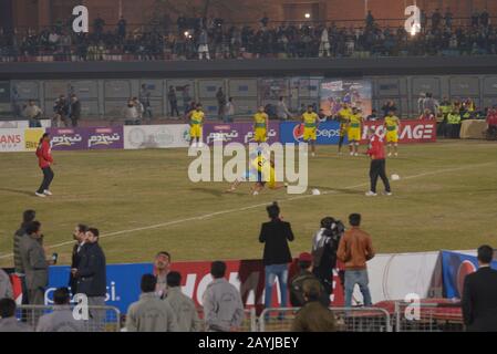 Lahore, Pakistan. 15th Feb, 2020. I giocatori di Kabaddi sembrano in azione durante la partita semi-finale 2nd tra Pakistan e Iran, mentre il team Pakistan Kabaddi vince la partita semi-finale entro il 52-30 durante la Kabaddi World Cup 2020 al Punjab Stadium Lahore il 15 febbraio 2020. La Coppa del mondo di Kabaddi 2020 inizia in Pakistan. Tutto è previsto per la 'Kabaddi World Cup 2020' che si tiene in tre città Lahore, Faisalabad e Gujrat dal 09 al 16 febbraio. Rispettivamente l'evento è organizzato congiuntamente dal governo Punjab, dal Consiglio Sportivo Punjab (SBP) e dalla Pakistan Kabaddi Federation (PKF). Credito: Pacific Press Agency/A. Foto Stock