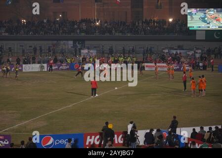 Lahore, Pakistan. 15th Feb, 2020. I giocatori di Kabaddi sembrano in azione durante la partita semi-finale 2nd tra Pakistan e Iran, mentre il team Pakistan Kabaddi vince la partita semi-finale entro il 52-30 durante la Kabaddi World Cup 2020 al Punjab Stadium Lahore il 15 febbraio 2020. La Coppa del mondo di Kabaddi 2020 inizia in Pakistan. Tutto è previsto per la 'Kabaddi World Cup 2020' che si tiene in tre città Lahore, Faisalabad e Gujrat dal 09 al 16 febbraio. Rispettivamente l'evento è organizzato congiuntamente dal governo Punjab, dal Consiglio Sportivo Punjab (SBP) e dalla Pakistan Kabaddi Federation (PKF). Credito: Pacific Press Agency/A. Foto Stock