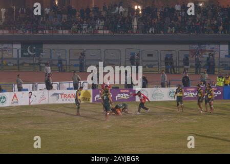 Lahore, Pakistan. 15th Feb, 2020. I giocatori di Kabaddi sembrano in azione durante la partita semi-finale 2nd tra Pakistan e Iran, mentre il team Pakistan Kabaddi vince la partita semi-finale entro il 52-30 durante la Kabaddi World Cup 2020 al Punjab Stadium Lahore il 15 febbraio 2020. La Coppa del mondo di Kabaddi 2020 inizia in Pakistan. Tutto è previsto per la 'Kabaddi World Cup 2020' che si tiene in tre città Lahore, Faisalabad e Gujrat dal 09 al 16 febbraio. Rispettivamente l'evento è organizzato congiuntamente dal governo Punjab, dal Consiglio Sportivo Punjab (SBP) e dalla Pakistan Kabaddi Federation (PKF). Credito: Pacific Press Agency/A. Foto Stock