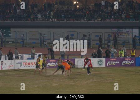 Lahore, Pakistan. 15th Feb, 2020. I giocatori di Kabaddi sembrano in azione durante la partita semi-finale 2nd tra Pakistan e Iran, mentre il team Pakistan Kabaddi vince la partita semi-finale entro il 52-30 durante la Kabaddi World Cup 2020 al Punjab Stadium Lahore il 15 febbraio 2020. La Coppa del mondo di Kabaddi 2020 inizia in Pakistan. Tutto è previsto per la 'Kabaddi World Cup 2020' che si tiene in tre città Lahore, Faisalabad e Gujrat dal 09 al 16 febbraio. Rispettivamente l'evento è organizzato congiuntamente dal governo Punjab, dal Consiglio Sportivo Punjab (SBP) e dalla Pakistan Kabaddi Federation (PKF). Credito: Pacific Press Agency/A. Foto Stock