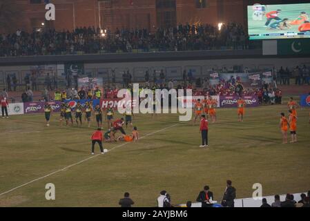 Lahore, Pakistan. 15th Feb, 2020. I giocatori di Kabaddi sembrano in azione durante la partita semi-finale 2nd tra Pakistan e Iran, mentre il team Pakistan Kabaddi vince la partita semi-finale entro il 52-30 durante la Kabaddi World Cup 2020 al Punjab Stadium Lahore il 15 febbraio 2020. La Coppa del mondo di Kabaddi 2020 inizia in Pakistan. Tutto è previsto per la 'Kabaddi World Cup 2020' che si tiene in tre città Lahore, Faisalabad e Gujrat dal 09 al 16 febbraio. Rispettivamente l'evento è organizzato congiuntamente dal governo Punjab, dal Consiglio Sportivo Punjab (SBP) e dalla Pakistan Kabaddi Federation (PKF). Credito: Pacific Press Agency/A. Foto Stock