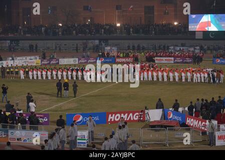 Lahore, Pakistan. 15th Feb, 2020. I giocatori di Kabaddi sembrano in azione durante la partita semi-finale 2nd tra Pakistan e Iran, mentre il team Pakistan Kabaddi vince la partita semi-finale entro il 52-30 durante la Kabaddi World Cup 2020 al Punjab Stadium Lahore il 15 febbraio 2020. La Coppa del mondo di Kabaddi 2020 inizia in Pakistan. Tutto è previsto per la 'Kabaddi World Cup 2020' che si tiene in tre città Lahore, Faisalabad e Gujrat dal 09 al 16 febbraio. Rispettivamente l'evento è organizzato congiuntamente dal governo Punjab, dal Consiglio Sportivo Punjab (SBP) e dalla Pakistan Kabaddi Federation (PKF). Credito: Pacific Press Agency/A. Foto Stock