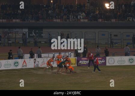 Lahore, Pakistan. 15th Feb, 2020. I giocatori di Kabaddi sembrano in azione durante la partita semi-finale 2nd tra Pakistan e Iran, mentre il team Pakistan Kabaddi vince la partita semi-finale entro il 52-30 durante la Kabaddi World Cup 2020 al Punjab Stadium Lahore il 15 febbraio 2020. La Coppa del mondo di Kabaddi 2020 inizia in Pakistan. Tutto è previsto per la 'Kabaddi World Cup 2020' che si tiene in tre città Lahore, Faisalabad e Gujrat dal 09 al 16 febbraio. Rispettivamente l'evento è organizzato congiuntamente dal governo Punjab, dal Consiglio Sportivo Punjab (SBP) e dalla Pakistan Kabaddi Federation (PKF). Credito: Pacific Press Agency/A. Foto Stock