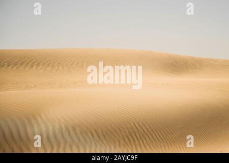 Splendide dune di sabbia del deserto del Sahara a Merzouga, Marocco Foto Stock