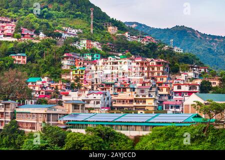 Veduta aerea panoramica della città di Mandi, stato Himachal Pradesh in India Foto Stock