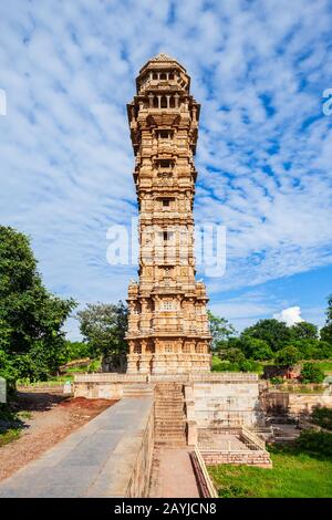 Vijaya o Vijay Stambha significa Torre della Vittoria è una torre monumento a Chittor Fort nella città di Chittorgarh, Rajasthan stato dell'India Foto Stock