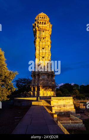 Vijaya o Vijay Stambha significa Torre della Vittoria è una torre monumento a Chittor Fort nella città di Chittorgarh, Rajasthan stato dell'India Foto Stock