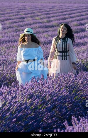 Modelli russi che posano in campo di lavanda sull'altopiano di Valensole vicino a Digne-les-Bains e le gole del Verdon nella regione Alpes-de-Haute-Provence in s. Foto Stock