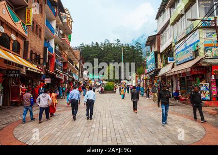 Manali, INDIA - 27 SETTEMBRE 2019: The Mall è una strada pedonale principale nella città di Manali, Himachal Pradesh stato dell'India Foto Stock