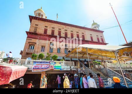 New DELHI, INDIA - 06 OTTOBRE 2019: Gurudwara Sis Ganj Sahib è uno dei nove Gurdwaras storici a Nuova Delhi in India Foto Stock