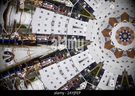 Woodbridge, Suffolk, Regno Unito - febbraio 2020: Immagine astratta di arte caleidoscopio basata sul Tide Mill e sul fiume Deben. Foto Stock