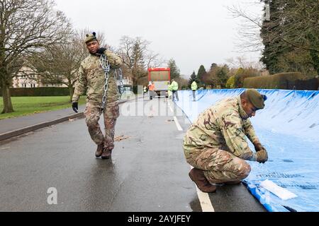 L'esercito errecting barriere alluvionali in Ilkley West Yorkshire, in preparazione all'arrivo di Storm Dennis Foto Stock