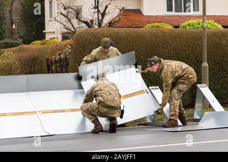 L'esercito errecting barriere alluvionali in Ilkley West Yorkshire, in preparazione all'arrivo di Storm Dennis Foto Stock