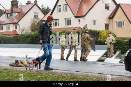 L'esercito errecting barriere alluvionali in Ilkley West Yorkshire, in preparazione all'arrivo di Storm Dennis Foto Stock