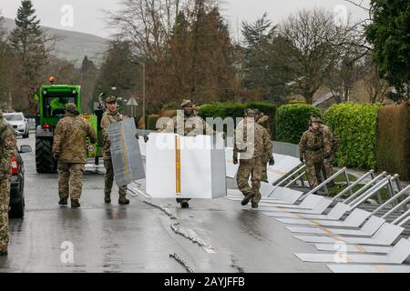 L'esercito errecting barriere alluvionali in Ilkley West Yorkshire, in preparazione all'arrivo di Storm Dennis Foto Stock